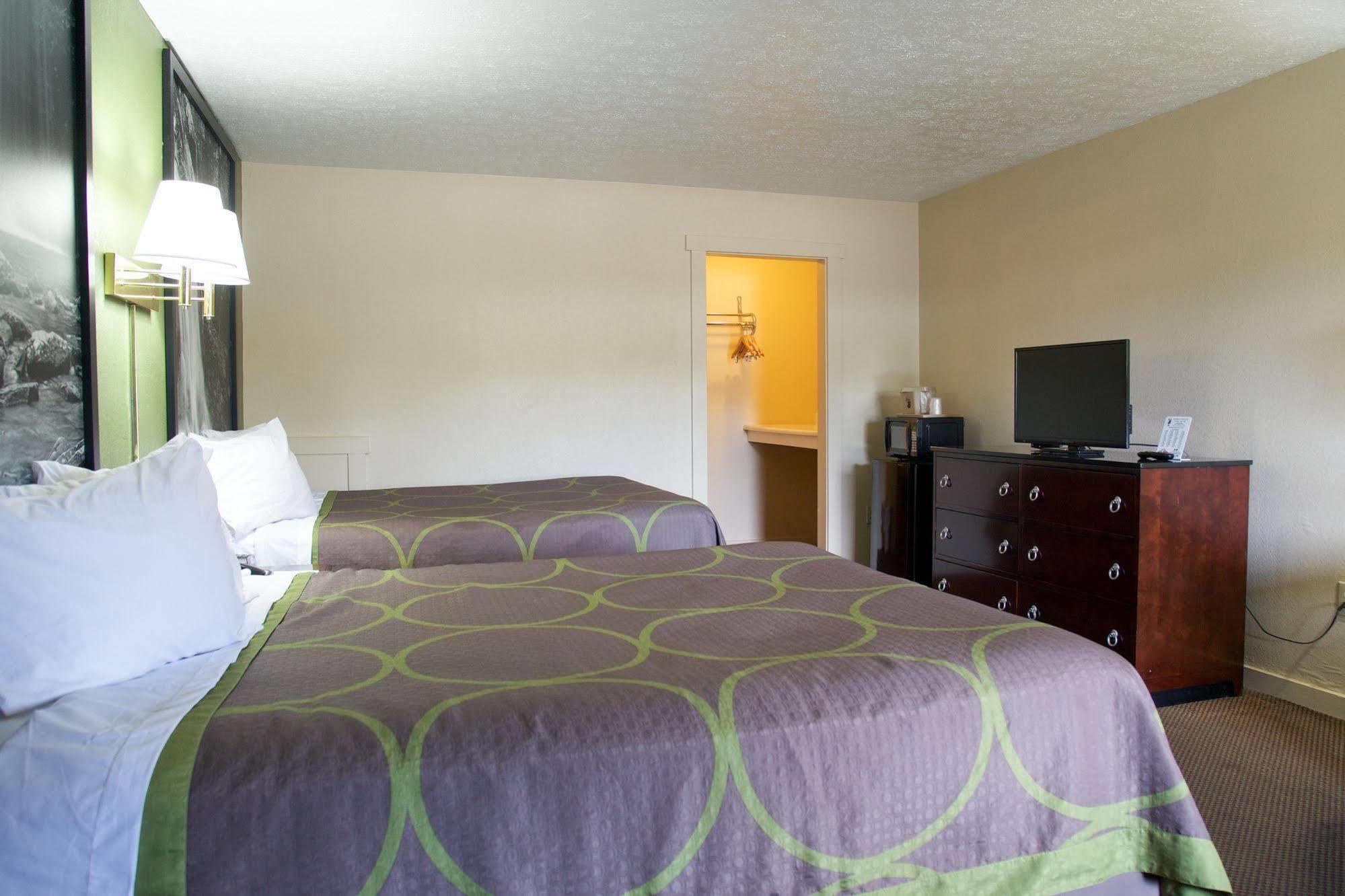 Super 8 By Wyndham Christiansburg Motel Exterior photo