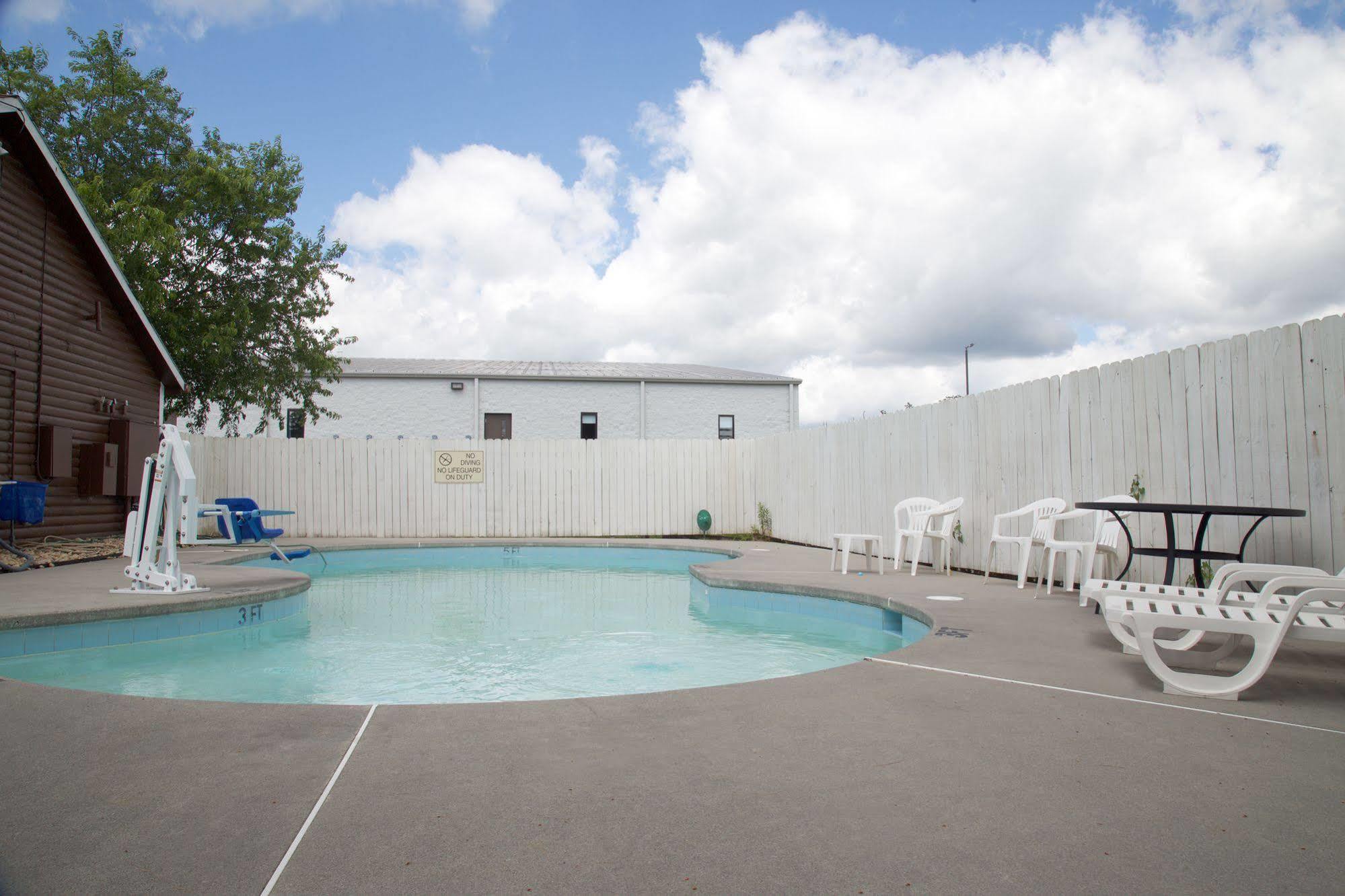 Super 8 By Wyndham Christiansburg Motel Exterior photo